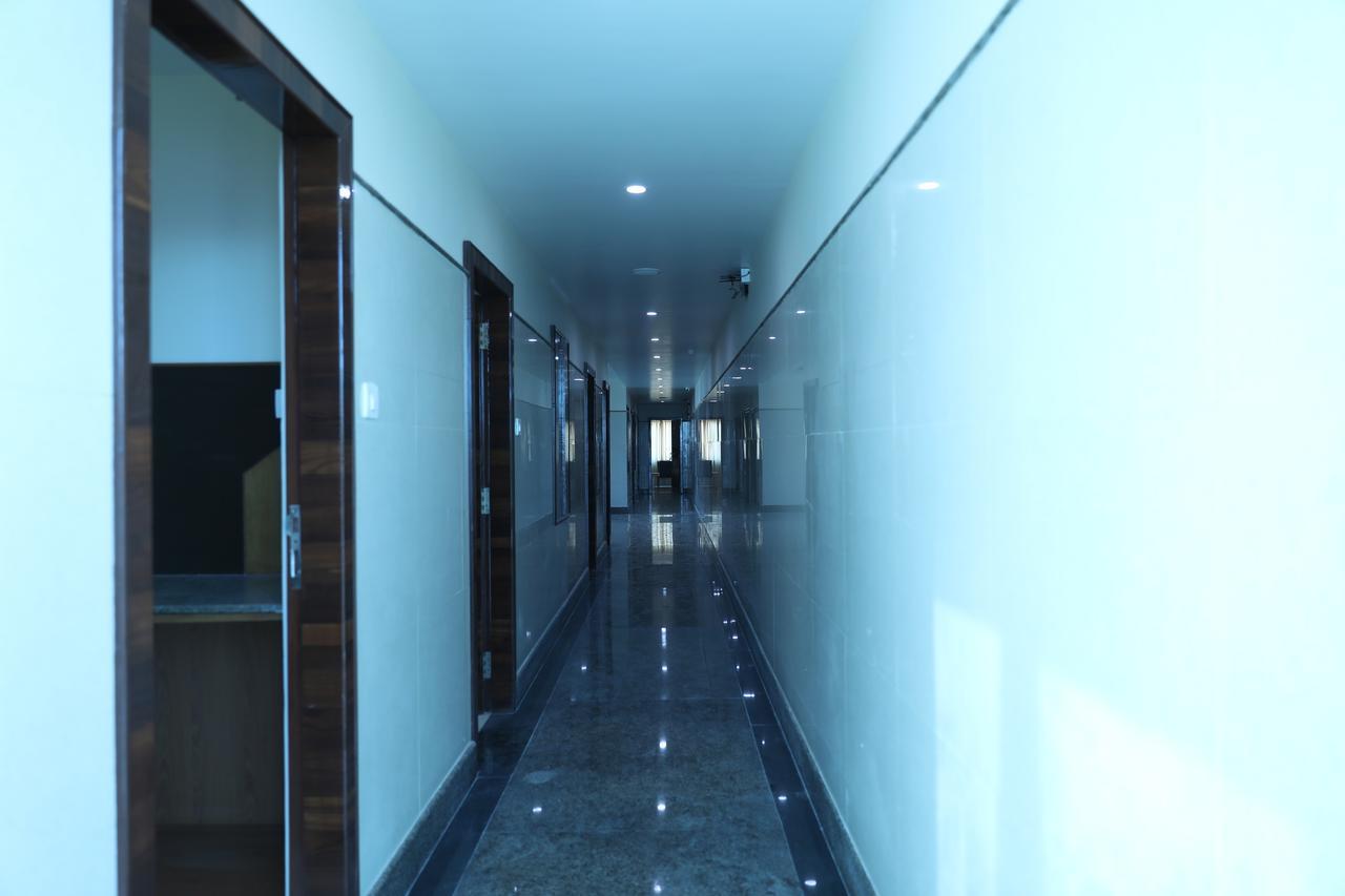 Hlv Grand Inn Bangalore Bagian luar foto