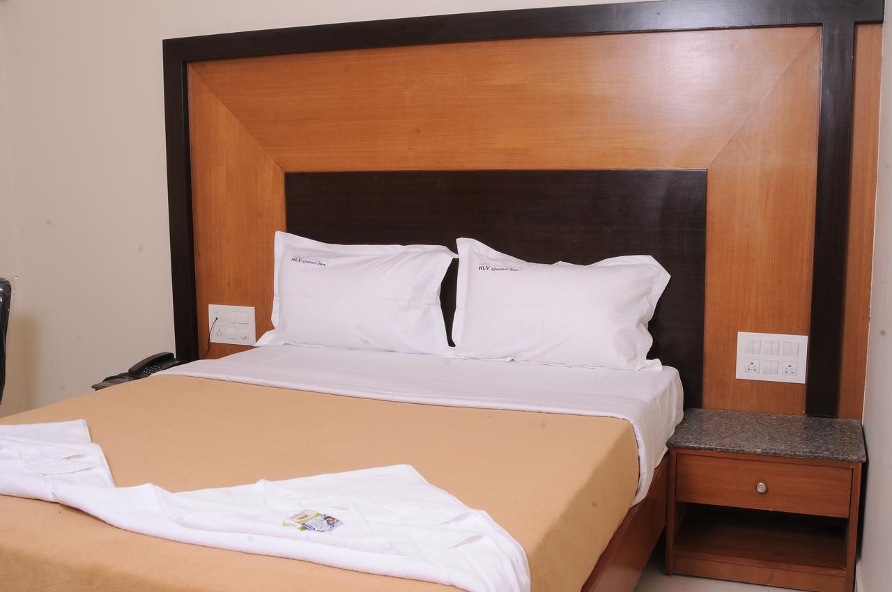 Hlv Grand Inn Bangalore Bagian luar foto