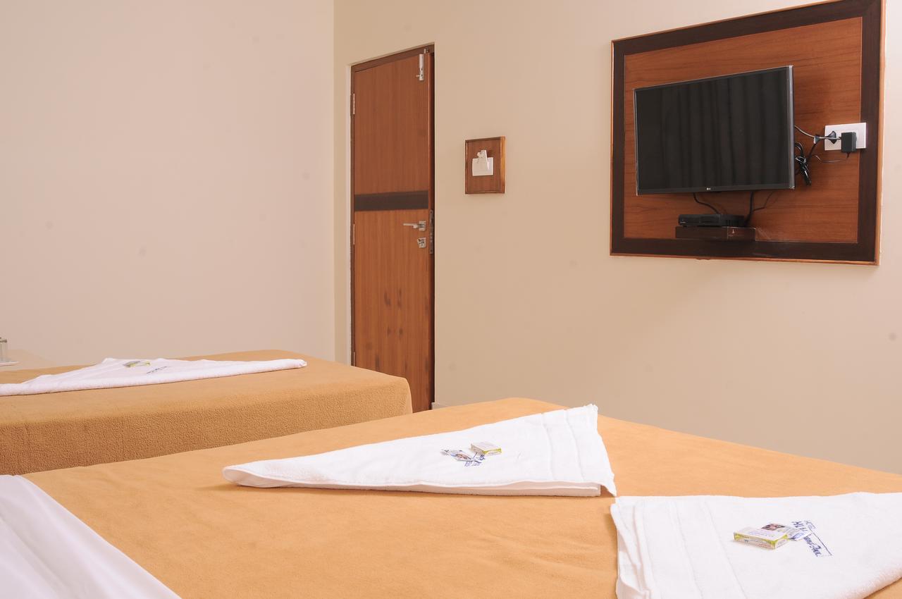 Hlv Grand Inn Bangalore Bagian luar foto