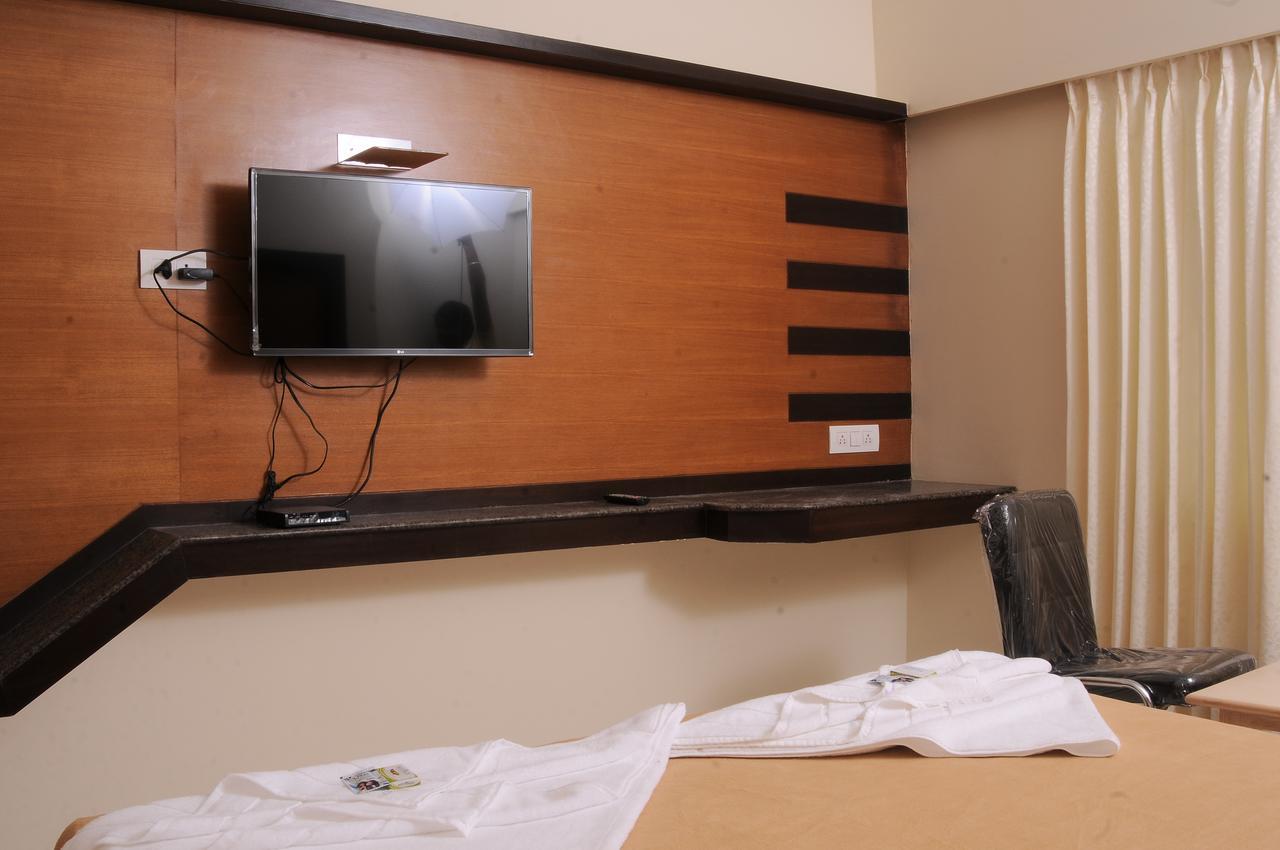 Hlv Grand Inn Bangalore Bagian luar foto