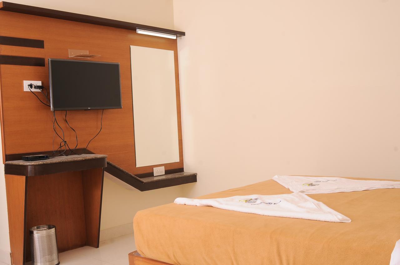 Hlv Grand Inn Bangalore Bagian luar foto