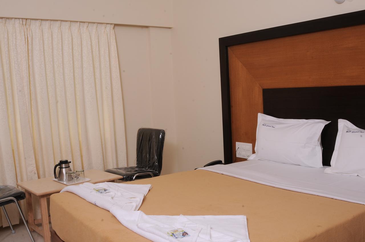 Hlv Grand Inn Bangalore Bagian luar foto