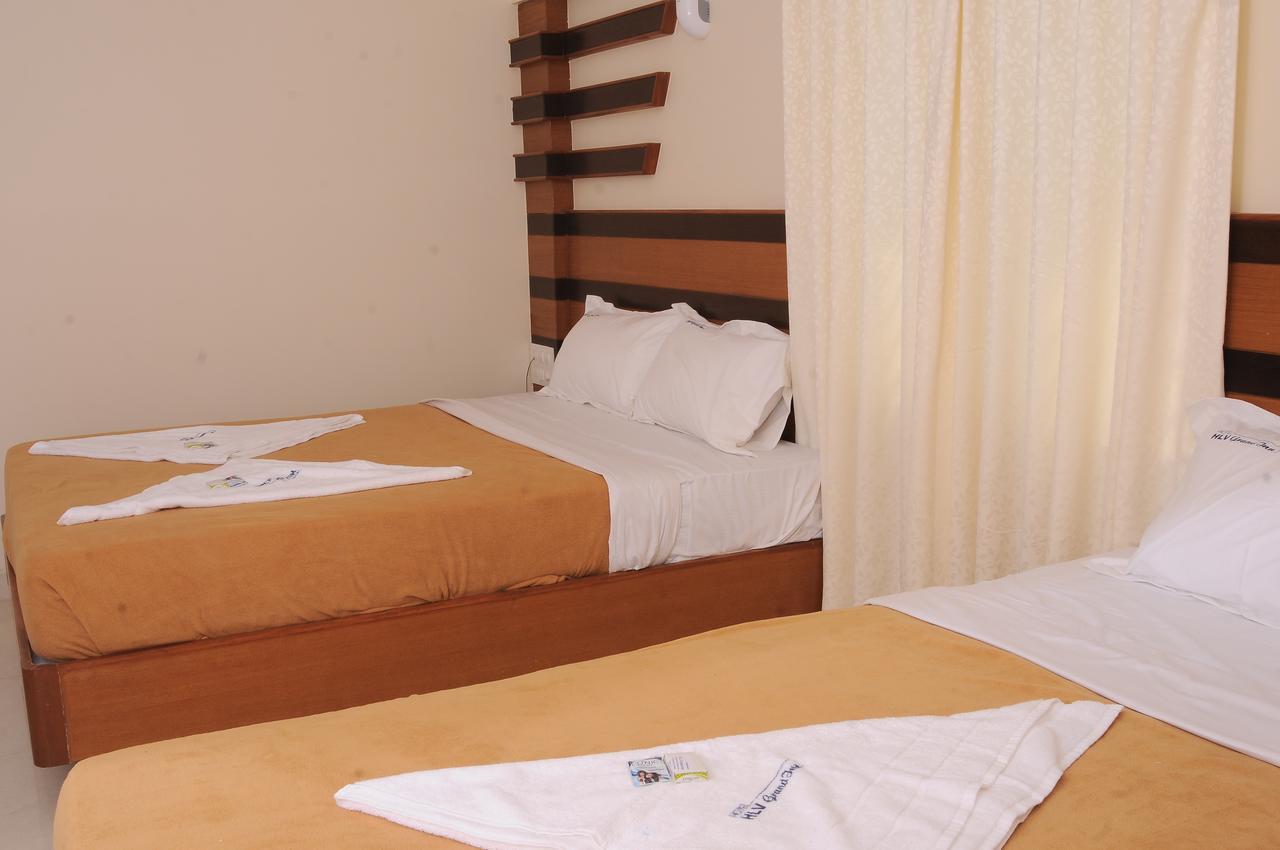 Hlv Grand Inn Bangalore Bagian luar foto