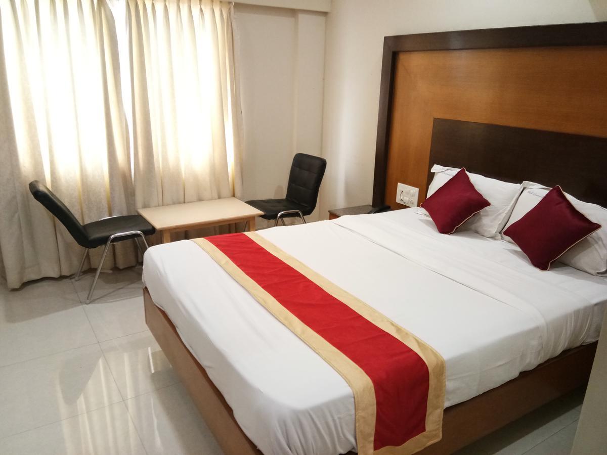 Hlv Grand Inn Bangalore Bagian luar foto
