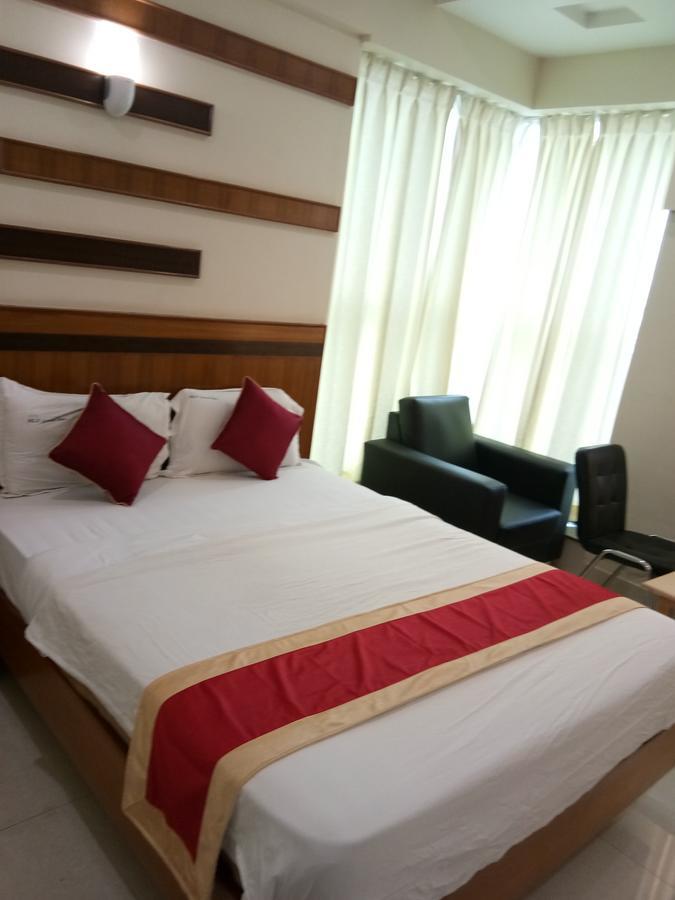 Hlv Grand Inn Bangalore Bagian luar foto