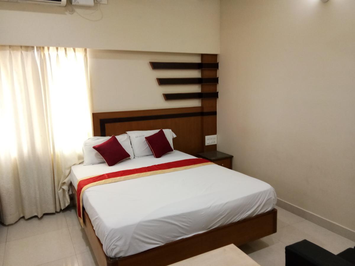 Hlv Grand Inn Bangalore Bagian luar foto