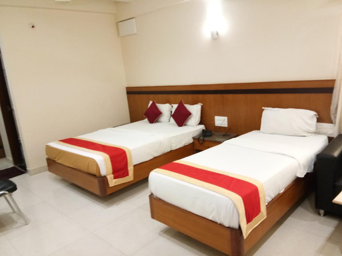 Hlv Grand Inn Bangalore Bagian luar foto